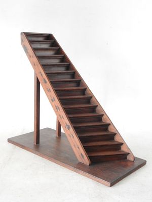 une image représentant un escalier en bois sur fond blanc