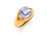 une bague en or 18 carats sertie d'une topaze bleue et d'un saphir jaune
