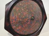 une photo d'une petite horloge en bois posée sur une surface blanche