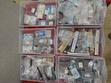tout un tas d'objets divers dans un récipient en plastique