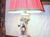 une lampe posée sur une table dans une pièce