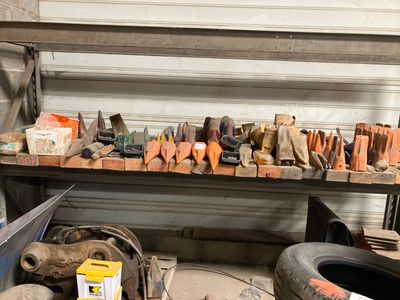 un grand nombre d'outils posés sur une table