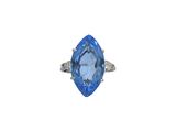 une bague en saphir bleu et diamant