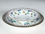 deux assiettes ornées de motifs bleus et verts