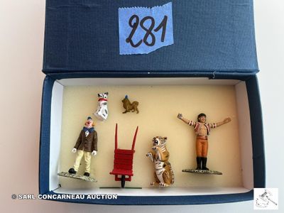une boîte contenant tout un tas de figurines