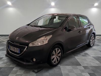 la petite voiture noire est garée dans le garage sur un sol en damier