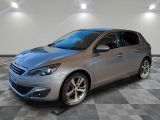 la voiture argentée est garée sur un sol en damier dans le garage
