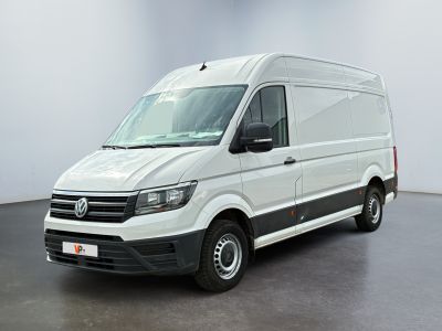 La camionnette blanche est garée dans la pièce vide de l'immeuble.