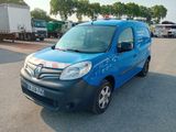 une camionnette bleue garée dans un parking