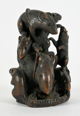 une statue représentant un groupe d'animaux assis les uns sur les autres