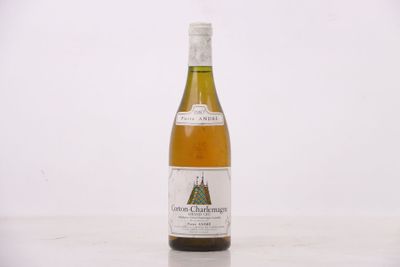 une bouteille de vin posée sur une table
