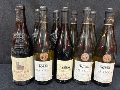 six bouteilles de vin sont alignées sur une table