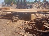 un chariot élévateur posé sur un tas de bois