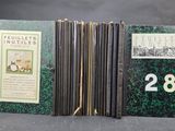 trois livres sont empilés sur une table
