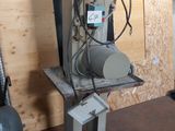 une machine qui se trouve dans une pièce à côté d'une borne d'incendie