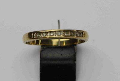 un gros plan d'une bague en or sertie de diamants