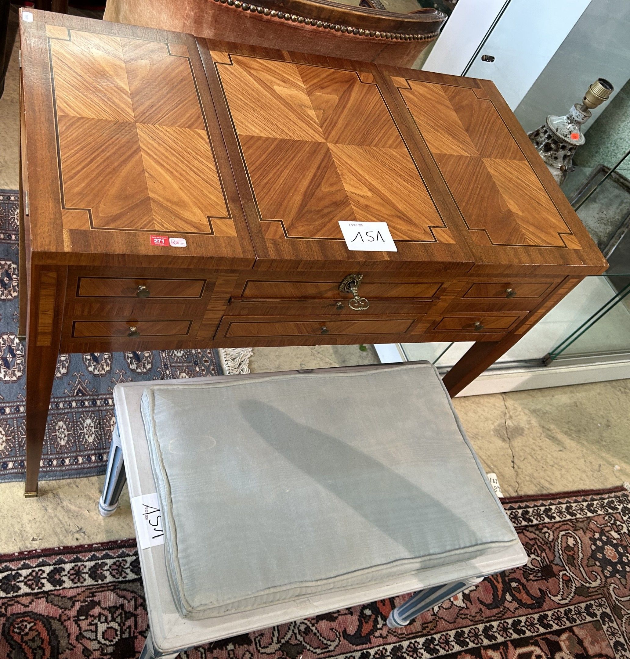 COIFFEUSE en bois de placage marqueté en ailes de papillon d…