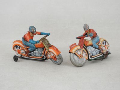 deux figurines représentant un homme à moto sur un skateboard
