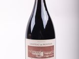 une bouteille de vin posée sur une table