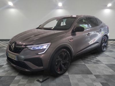 la voiture grise est garée sur le sol en damier d'un garage