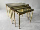 un ensemble de trois tables gigognes en laiton et en verre