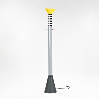 une lampe surmontée d'un cône jaune, à côté d'un poteau noir