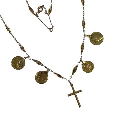 collier orné de pièces d'or et d'une croix sur fond blanc
