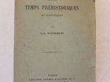 un vieux livre posé sur une table blanche