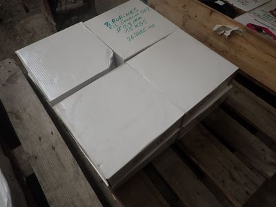 une pile de cartons blancs posée sur une palette