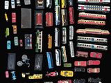 de nombreux modèles différents de petits trains miniatures sur fond noir