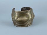 une image représentant une bague en or ornée d'un motif en spirale