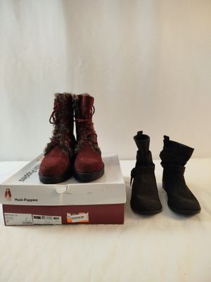 une paire de bottes pour femme, doublées de fourrure, posées sur une boîte