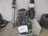 un aspirateur posé par terre à côté d'un tas de pneus