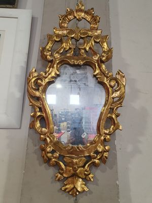 un miroir accroché au mur d'une pièce
