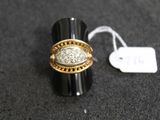 une photo d'une bague sertie d'un diamant, avec une étiquette de prix