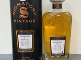 une photo d'une bouteille de whisky posée à côté d'un bidon