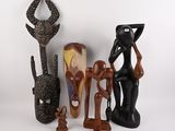 de nombreux types différents de sculptures africaines sur un fond blanc