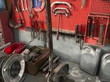 une photo d'un établi avec des outils accrochés au mur