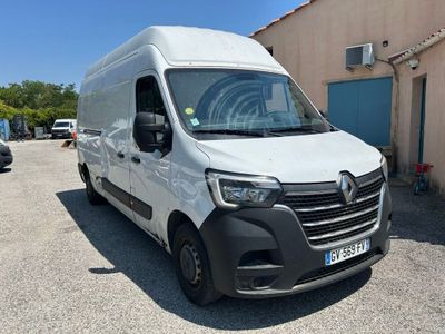 une camionnette blanche garée dans un parking