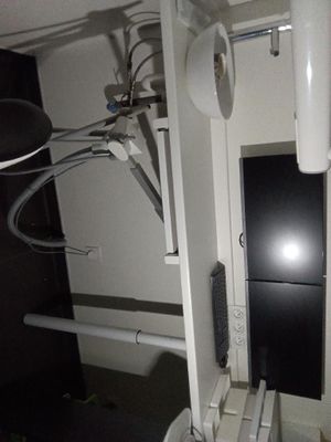 des toilettes et un lavabo dans une petite pièce