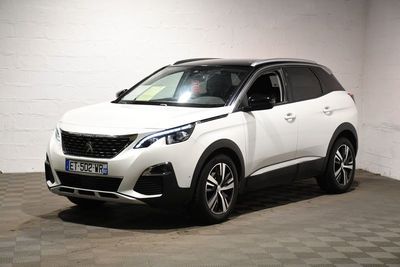 la voiture blanche est garée dans le garage sur le sol en damier