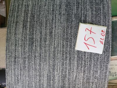 un morceau de tissu sur lequel est collé un autocollant