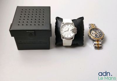 une montre et un coffret à montre posés sur une table
