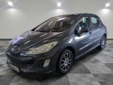 La voiture grise est garée sur le sol à damier du garage.