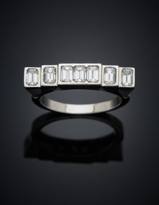 une bague en or blanc sertie de diamants taille baguette et de diamants