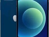 un gros plan d'un iPhone 12 bleu sur fond blanc