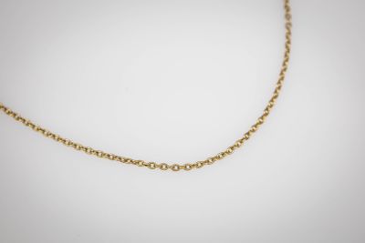 un collier à chaîne en or composé de petits maillons ronds