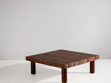 une photo d'une table basse en bois posée sur une surface blanche