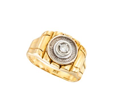 gros plan d'une bague en or et diamants sur fond blanc