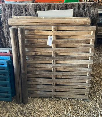 une pile de palettes en bois posées par terre